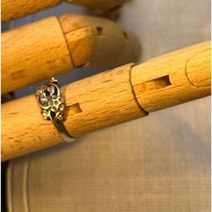 Silver ring stamped 925 BEE size 6.5
